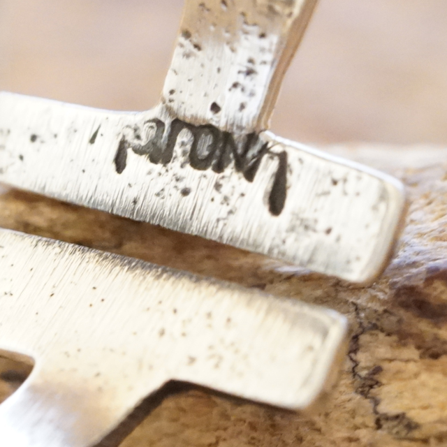 Aaron Anderson(アーロンアンダーソン) トゥファキャスト ライトニング リング インディアンジュエリー ナバホ族 稲妻 シルバー925 スタンプ 燻し ハンドメイド ジュエリー ネイティブ アメリカン ジュエリー AA-100【一点もの】【ギフト包装対応】【送料無料】