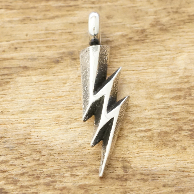 Aaron Anderson(アーロンアンダーソン) トゥファキャスト ライトニング ペンダント インディアンジュエリー ナバホ族 稲妻 シルバー925 燻し ハンドメイド ジュエリー ネイティブ アメリカン ジュエリー AA-201