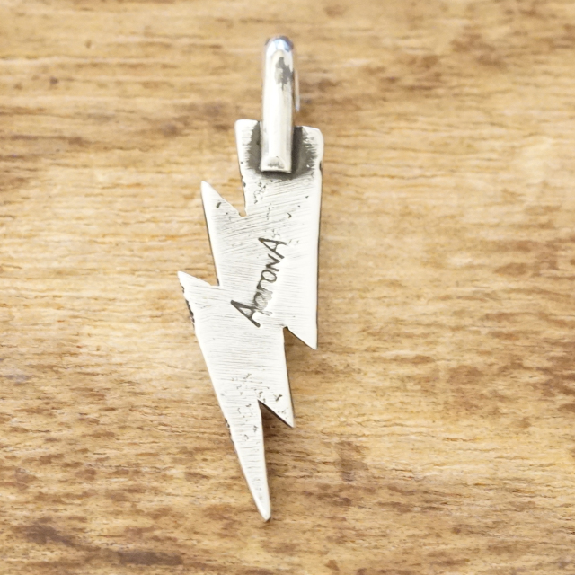 Aaron Anderson(アーロンアンダーソン) トゥファキャスト ライトニング ペンダント インディアンジュエリー ナバホ族 稲妻 シルバー925 燻し ハンドメイド ジュエリー ネイティブ アメリカン ジュエリー AA-201