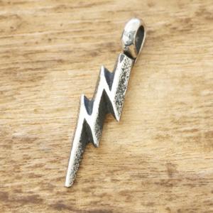 Aaron Anderson(アーロンアンダーソン) トゥファキャスト ライトニング ペンダント インディアンジュエリー ナバホ族 稲妻 シルバー925 燻し ハンドメイド ジュエリー ネイティブ アメリカン ジュエリー AA-200