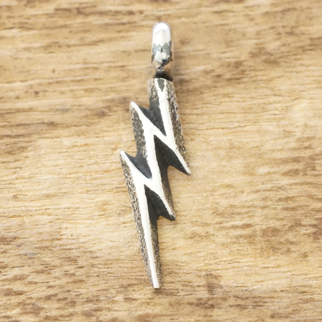 Aaron Anderson(アーロンアンダーソン) トゥファキャスト ライトニング ペンダント インディアンジュエリー ナバホ族 稲妻 シルバー925 燻し ハンドメイド ジュエリー ネイティブ アメリカン ジュエリー AA-200