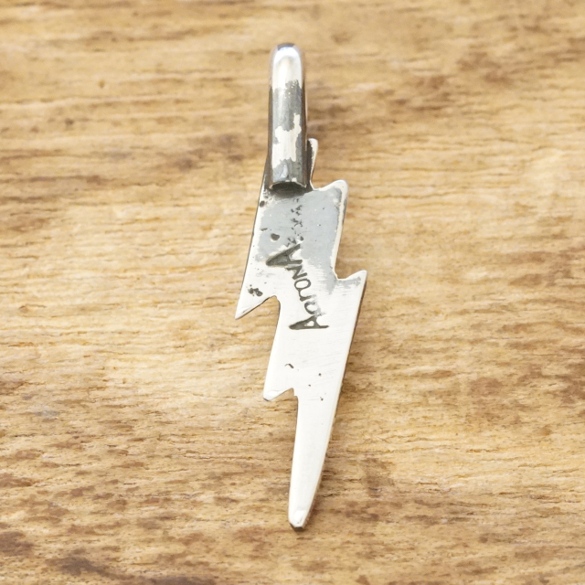 Aaron Anderson(アーロンアンダーソン) トゥファキャスト ライトニング ペンダント インディアンジュエリー ナバホ族 稲妻 シルバー925 燻し ハンドメイド ジュエリー ネイティブ アメリカン ジュエリー AA-200