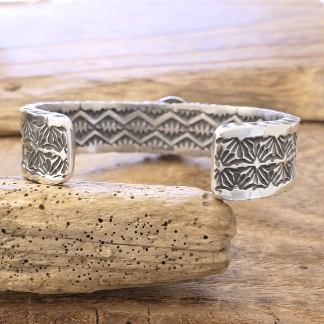 Sunshine Reeves(サンシャインリーブス) ヘビーゲージ 4面スタンプ キャリコレイク ターコイズ バングル 140mm シルバー925 平打ち インディアンジュエリー ナバホ族 ネイティブ アメリカン ジュエリー SR-235