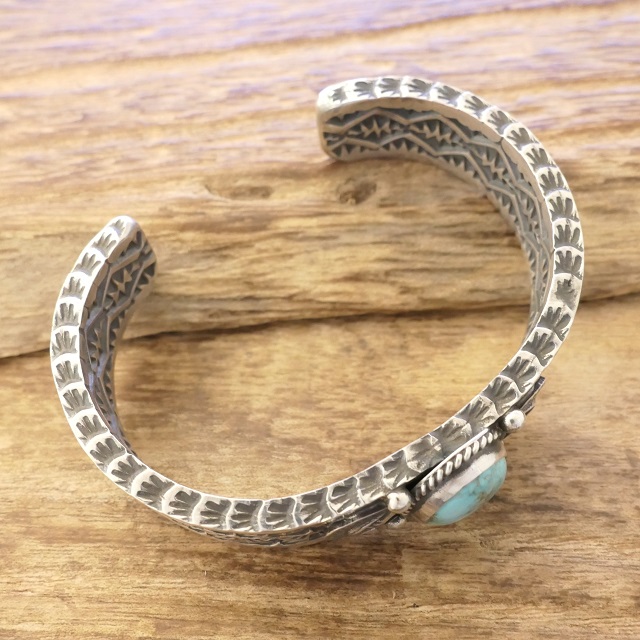 Sunshine Reeves(サンシャインリーブス) ヘビーゲージ 4面スタンプ キャリコレイク ターコイズ バングル 140mm シルバー925 平打ち インディアンジュエリー ナバホ族 ネイティブ アメリカン ジュエリー SR-235