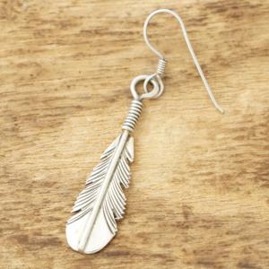 【一点もの】 イーグル フェザー ドロップ ピアス メンズ レディース インディアンジュエリー ナバホ シルバー925 燻し ハンドメイド ジュエリー ネイティブ アメリカン IJ-802