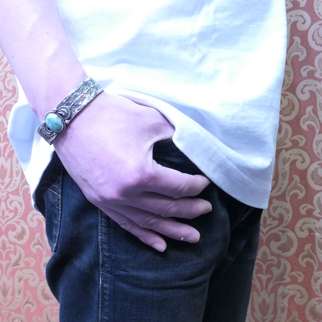 Sunshine Reeves(サンシャインリーブス) ヘビーゲージ 4面スタンプ キャリコレイク ターコイズ バングル 140mm シルバー925 平打ち インディアンジュエリー ナバホ族 ネイティブ アメリカン ジュエリー SR-235