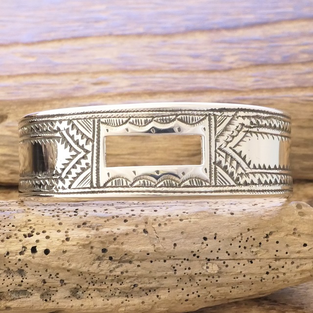 Tuareg Silver(トゥアレグ シルバー) ハンドメイド バングル 138mm メンズ レディース シルバー トゥアレグ族 サハラ砂漠 遊牧民 アフリカ ハンドメイド ジュエリー 手彫り ファッション ブランド アパレル TA-265