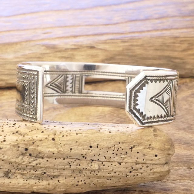 Tuareg Silver(トゥアレグ シルバー) ハンドメイド バングル 138mm メンズ レディース シルバー トゥアレグ族 サハラ砂漠 遊牧民 アフリカ ハンドメイド ジュエリー 手彫り ファッション ブランド アパレル TA-265