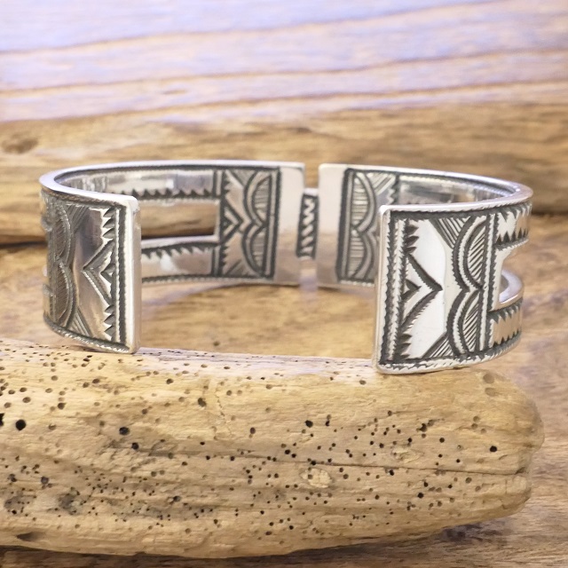 Tuareg Silver(トゥアレグ シルバー) ハンドメイド バングル メンズ レディース シルバー トゥアレグ族 サハラ砂漠 遊牧民 アフリカ ハンドメイド ジュエリー 手彫り ファッション ブランド アパレル おしゃれ TA-266