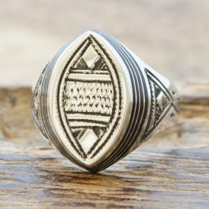 Tuareg Silver(トゥアレグ シルバー) エボニーウッド ハンドメイド リング 18号 メンズ レディース シルバー 印台 シグネット 指輪 トゥアレグ族 アフリカ 民族 遊牧民 手彫り ジュエリー アクセサリー TA-161