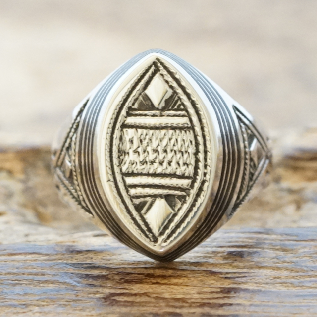 Tuareg Silver(トゥアレグ シルバー) エボニーウッド ハンドメイド リング 18号 メンズ レディース シルバー 印台 シグネット 指輪 トゥアレグ族 アフリカ 民族 遊牧民 手彫り ジュエリー アクセサリー TA-161