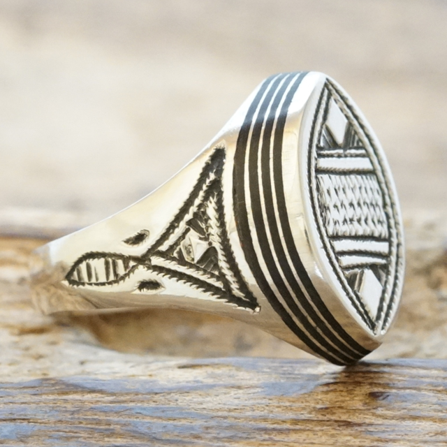 Tuareg Silver(トゥアレグ シルバー) エボニーウッド ハンドメイド リング 18号 メンズ レディース シルバー 印台 シグネット 指輪 トゥアレグ族 アフリカ 民族 遊牧民 手彫り ジュエリー アクセサリー TA-161