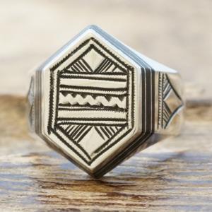 Tuareg Silver(トゥアレグ シルバー) エボニーウッド ハンドメイド リング 20.5号 メンズ レディース シルバー 印台 シグネット 指輪 トゥアレグ族 アフリカ 民族 遊牧民 手彫り ジュエリー アクセサリー TA-162