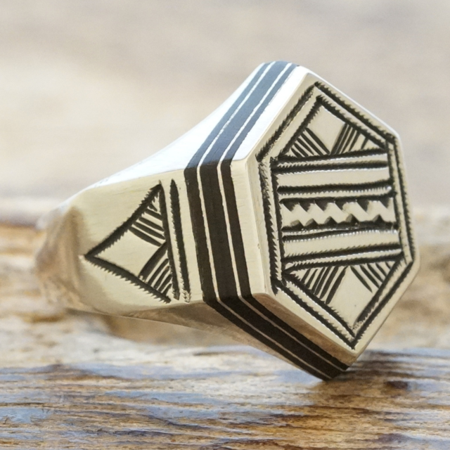 Tuareg Silver(トゥアレグ シルバー) エボニーウッド ハンドメイド リング 20.5号 メンズ レディース シルバー 印台 シグネット 指輪 トゥアレグ族 アフリカ 民族 遊牧民 手彫り ジュエリー アクセサリー TA-162