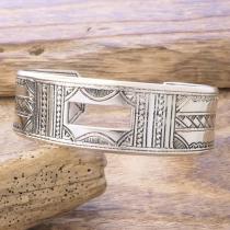 Tuareg silver(トゥアレグ シルバー) 手彫り バングル メンズ レディース シルバー トゥアレグ族 サハラ砂漠 遊牧民 ハンドメイド ジュエリー ファッション ブランド アパレル おしゃれ TA-252
