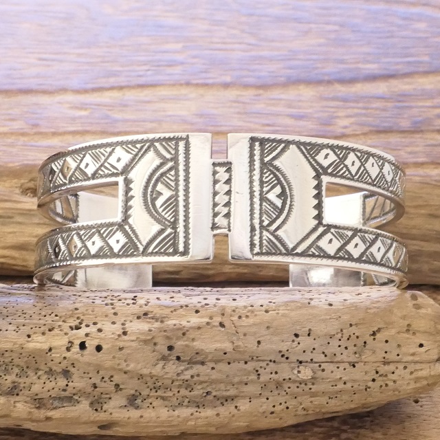 Tuareg silver(トゥアレグ シルバー) 手彫り バングル メンズ レディース シルバー トゥアレグ族 サハラ砂漠 遊牧民 ハンドメイド ジュエリー ファッション ブランド アパレル おしゃれ TA-253
