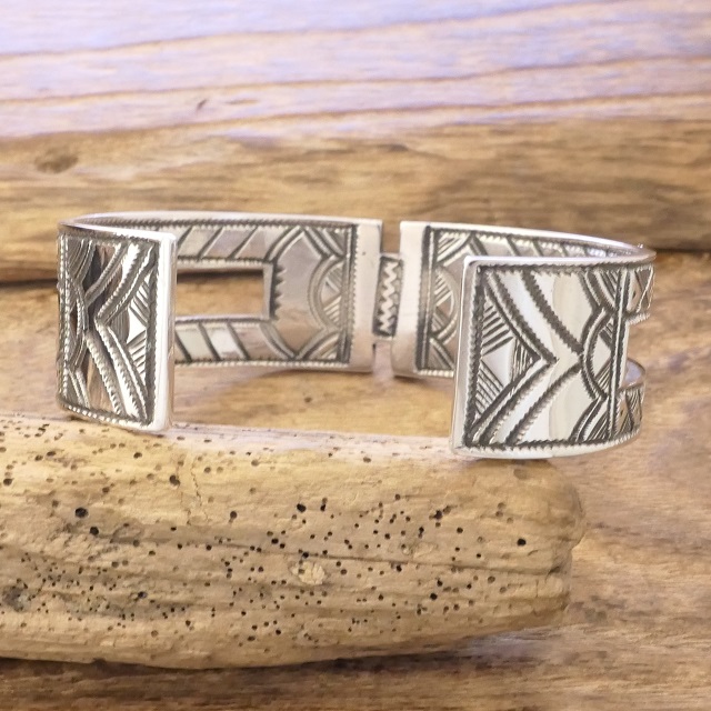 Tuareg silver(トゥアレグ シルバー) 手彫り バングル メンズ レディース シルバー トゥアレグ族 サハラ砂漠 遊牧民 ハンドメイド ジュエリー ファッション ブランド アパレル おしゃれ TA-253