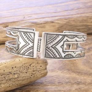 Tuareg silver(トゥアレグ シルバー) 手彫り バングル メンズ レディース シルバー トゥアレグ族 サハラ砂漠 遊牧民 ハンドメイド ジュエリー ファッション ブランド アパレル おしゃれ TA-254