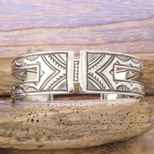 Tuareg silver(トゥアレグ シルバー) 手彫り バングル メンズ レディース シルバー トゥアレグ族 サハラ砂漠 遊牧民 ハンドメイド ジュエリー ファッション ブランド アパレル おしゃれ TA-254