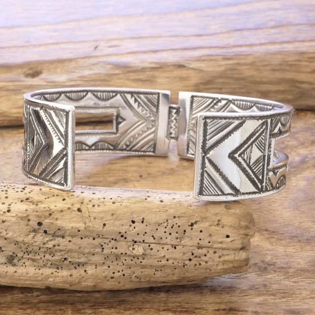 Tuareg silver(トゥアレグ シルバー) 手彫り バングル メンズ レディース シルバー トゥアレグ族 サハラ砂漠 遊牧民 ハンドメイド ジュエリー ファッション ブランド アパレル おしゃれ TA-254
