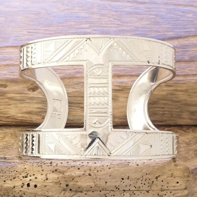 Tuareg silver(トゥアレグ シルバー) 手彫り バングル メンズ レディース シルバー トゥアレグ族 サハラ砂漠 遊牧民 ハンドメイド ジュエリー ファッション ブランド アパレル おしゃれ TA-255