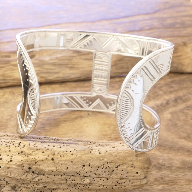 Tuareg silver(トゥアレグ シルバー) 手彫り バングル メンズ レディース シルバー トゥアレグ族 サハラ砂漠 遊牧民 ハンドメイド ジュエリー ファッション ブランド アパレル おしゃれ TA-255