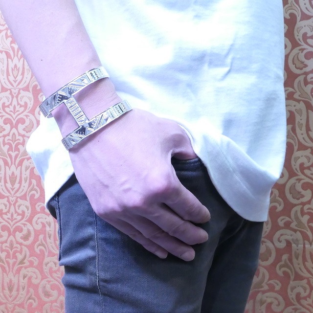 Tuareg silver(トゥアレグ シルバー) 手彫り バングル メンズ レディース シルバー トゥアレグ族 サハラ砂漠 遊牧民 ハンドメイド ジュエリー ファッション ブランド アパレル おしゃれ TA-255