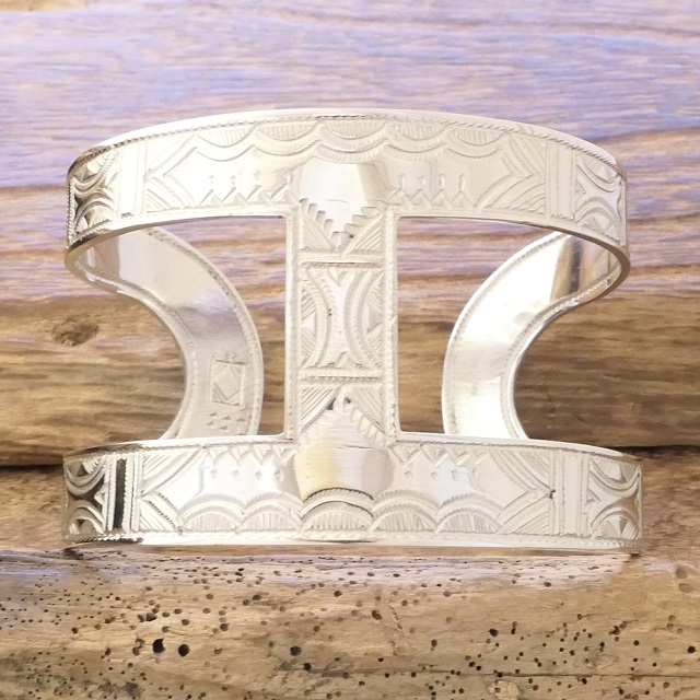 Tuareg silver(トゥアレグ シルバー) 手彫り バングル メンズ レディース シルバー トゥアレグ族 サハラ砂漠 遊牧民 ハンドメイド ジュエリー ファッション ブランド アパレル おしゃれ TA-256