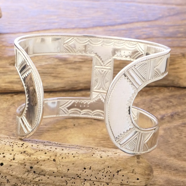 Tuareg silver(トゥアレグ シルバー) 手彫り バングル メンズ レディース シルバー トゥアレグ族 サハラ砂漠 遊牧民 ハンドメイド ジュエリー ファッション ブランド アパレル おしゃれ TA-256