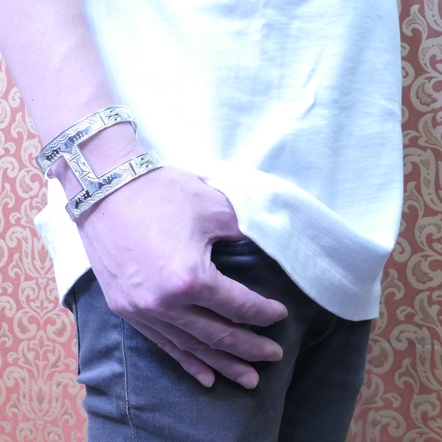 Tuareg silver(トゥアレグ シルバー) 手彫り バングル メンズ レディース シルバー トゥアレグ族 サハラ砂漠 遊牧民 ハンドメイド ジュエリー ファッション ブランド アパレル おしゃれ TA-256