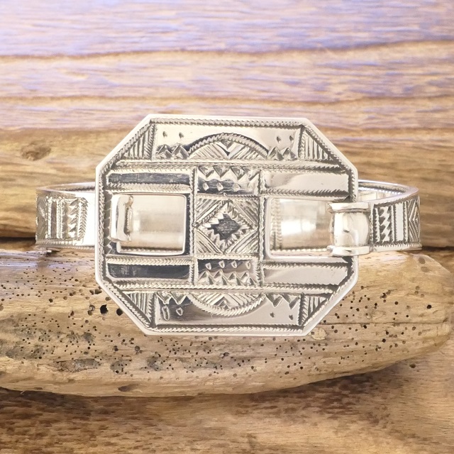 Tuareg silver(トゥアレグ シルバー) 手彫り バングル ブレスレット メンズ レディース シルバー トゥアレグ族 サハラ砂漠 遊牧民 ハンドメイド ジュエリー ファッション ブランド アパレル おしゃれ TA-258