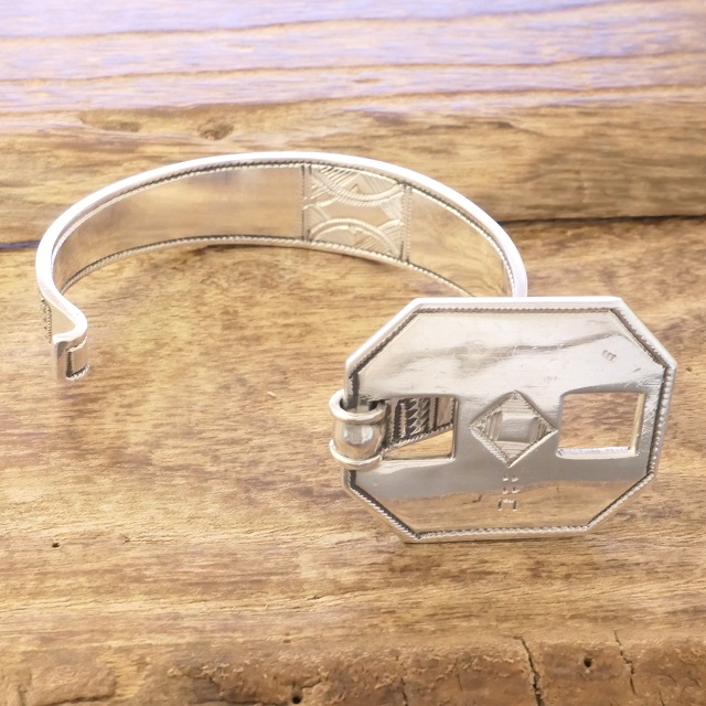 Tuareg silver(トゥアレグ シルバー) 手彫り バングル ブレスレット メンズ レディース シルバー トゥアレグ族 サハラ砂漠 遊牧民 ハンドメイド ジュエリー ファッション ブランド アパレル おしゃれ TA-258