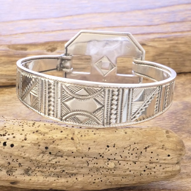 Tuareg silver(トゥアレグ シルバー) 手彫り バングル ブレスレット メンズ レディース シルバー トゥアレグ族 サハラ砂漠 遊牧民 ハンドメイド ジュエリー ファッション ブランド アパレル おしゃれ TA-258