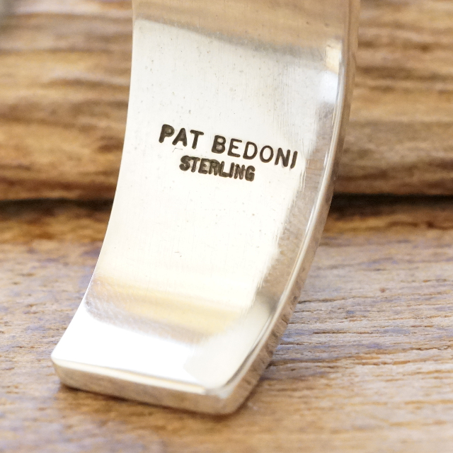 Pat Bedonie(パットベドニー) ローンマウンテン K14ドロップ サンバースト テクスチャー バングル 146mm インディアンジュエリー ナバホ族 シルバー925 スタンプ ネバダ産 ナチュラル ターコイズ ネイティブ アメリカン ジュエリー PB-207