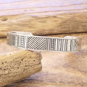 Tuareg Silver(トゥアレグ シルバー) ハンドメイド バングル メンズ レディース シルバー トゥアレグ族 サハラ砂漠 遊牧民 アフリカ ハンドメイド ジュエリー 手彫り ファッション ブランド アパレル おしゃれ TA-259