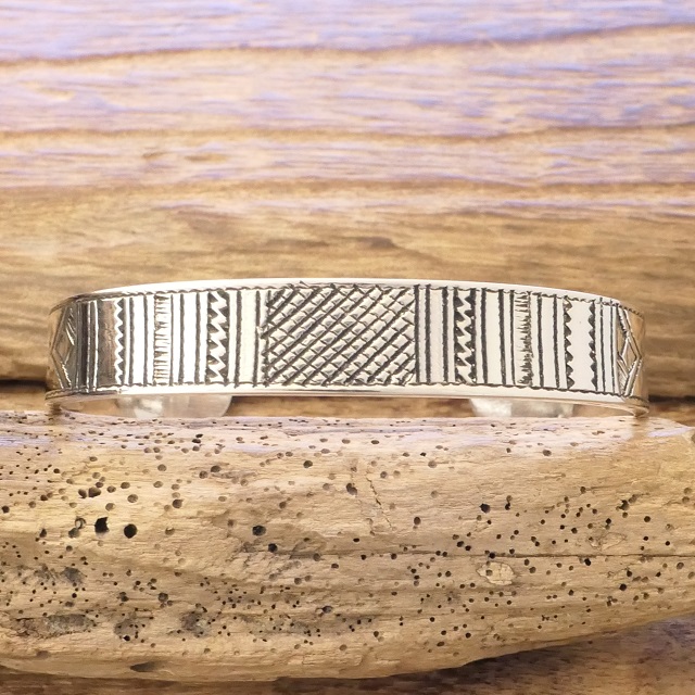 Tuareg Silver(トゥアレグ シルバー) ハンドメイド バングル メンズ レディース シルバー トゥアレグ族 サハラ砂漠 遊牧民 アフリカ ハンドメイド ジュエリー 手彫り ファッション ブランド アパレル おしゃれ TA-259