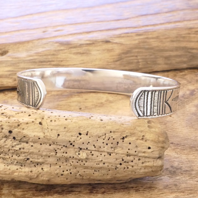 Tuareg Silver(トゥアレグ シルバー) ハンドメイド バングル メンズ レディース シルバー トゥアレグ族 サハラ砂漠 遊牧民 アフリカ ハンドメイド ジュエリー 手彫り ファッション ブランド アパレル おしゃれ TA-259