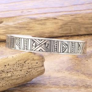 Tuareg Silver(トゥアレグ シルバー) ハンドメイド バングル メンズ レディース シルバー トゥアレグ族 サハラ砂漠 遊牧民 アフリカ ハンドメイド ジュエリー 手彫り ファッション ブランド アパレル おしゃれ TA-260