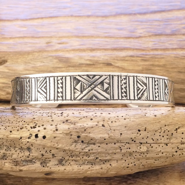 Tuareg Silver(トゥアレグ シルバー) ハンドメイド バングル メンズ レディース シルバー トゥアレグ族 サハラ砂漠 遊牧民 アフリカ ハンドメイド ジュエリー 手彫り ファッション ブランド アパレル おしゃれ TA-260