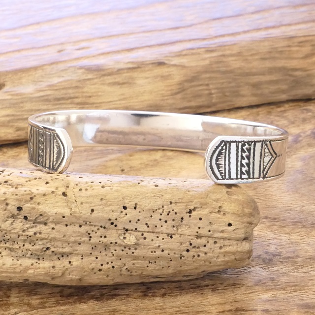 Tuareg Silver(トゥアレグ シルバー) ハンドメイド バングル メンズ レディース シルバー トゥアレグ族 サハラ砂漠 遊牧民 アフリカ ハンドメイド ジュエリー 手彫り ファッション ブランド アパレル おしゃれ TA-260