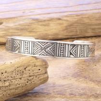 Tuareg Silver(トゥアレグ シルバー) ハンドメイド バングル メンズ レディース シルバー トゥアレグ族 サハラ砂漠 遊牧民 アフリカ ハンドメイド ジュエリー 手彫り ファッション ブランド アパレル おしゃれ TA-261
