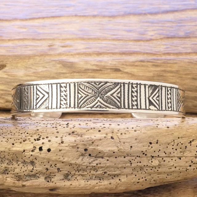 Tuareg Silver(トゥアレグ シルバー) ハンドメイド バングル メンズ レディース シルバー トゥアレグ族 サハラ砂漠 遊牧民 アフリカ ハンドメイド ジュエリー 手彫り ファッション ブランド アパレル おしゃれ TA-261