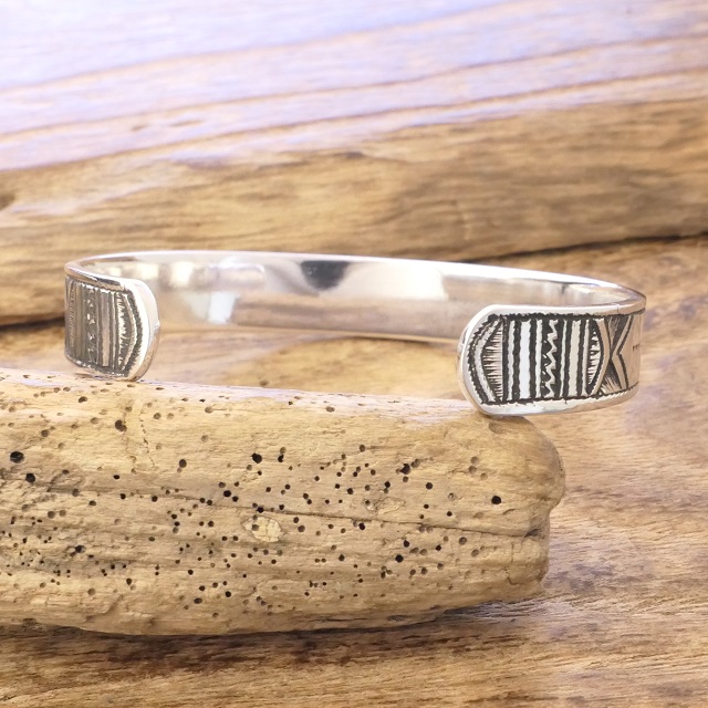 Tuareg Silver(トゥアレグ シルバー) ハンドメイド バングル メンズ レディース シルバー トゥアレグ族 サハラ砂漠 遊牧民 アフリカ ハンドメイド ジュエリー 手彫り ファッション ブランド アパレル おしゃれ TA-261