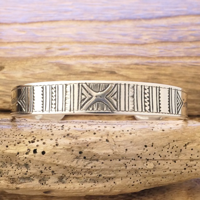 Tuareg Silver(トゥアレグ シルバー) ハンドメイド バングル メンズ レディース シルバー トゥアレグ族 サハラ砂漠 遊牧民 アフリカ ハンドメイド ジュエリー 手彫り ファッション ブランド アパレル おしゃれ TA-262