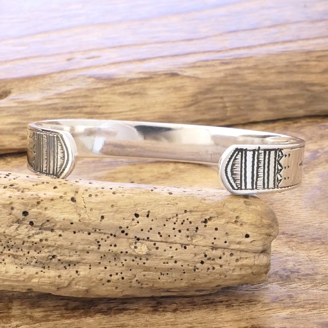 Tuareg Silver(トゥアレグ シルバー) ハンドメイド バングル メンズ レディース シルバー トゥアレグ族 サハラ砂漠 遊牧民 アフリカ ハンドメイド ジュエリー 手彫り ファッション ブランド アパレル おしゃれ TA-262