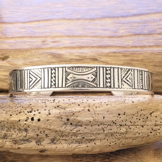 Tuareg Silver(トゥアレグ シルバー) ハンドメイド バングル メンズ レディース シルバー トゥアレグ族 サハラ砂漠 遊牧民 アフリカ ハンドメイド ジュエリー 手彫り ファッション ブランド アパレル おしゃれ TA-263
