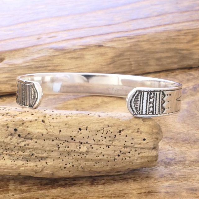 Tuareg Silver(トゥアレグ シルバー) ハンドメイド バングル メンズ レディース シルバー トゥアレグ族 サハラ砂漠 遊牧民 アフリカ ハンドメイド ジュエリー 手彫り ファッション ブランド アパレル おしゃれ TA-263