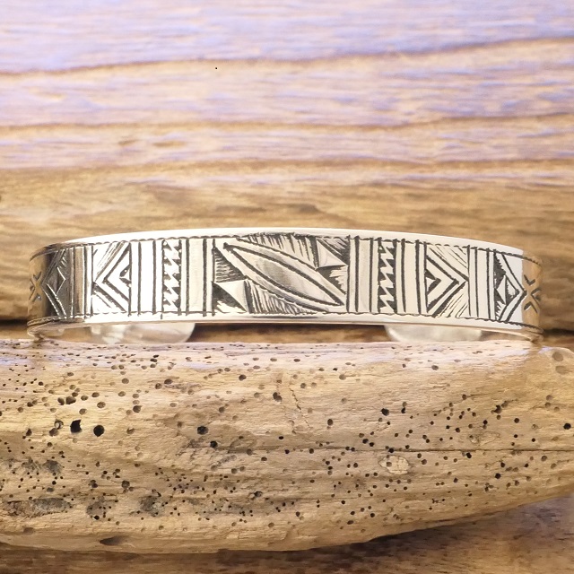 Tuareg Silver(トゥアレグ シルバー) ハンドメイド バングル メンズ レディース シルバー トゥアレグ族 サハラ砂漠 遊牧民 アフリカ ハンドメイド ジュエリー 手彫り ファッション ブランド アパレル おしゃれ TA-264