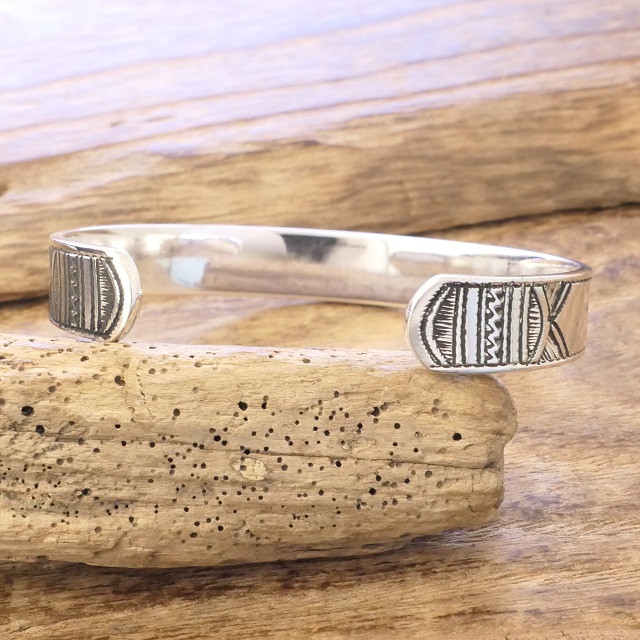 Tuareg Silver(トゥアレグ シルバー) ハンドメイド バングル メンズ レディース シルバー トゥアレグ族 サハラ砂漠 遊牧民 アフリカ ハンドメイド ジュエリー 手彫り ファッション ブランド アパレル おしゃれ TA-264