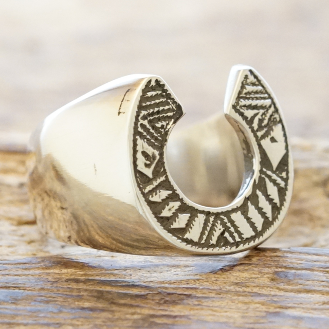 Tuareg Silver(トゥアレグ シルバー) ホースシュー リング メンズ レディース シルバー 指輪 ヒズメ 馬蹄 ラッキーモチーフ トゥアレグ族 アフリカ 遊牧民 民族 手彫り ハンドメイド ジュエリー アクセサリー TA-158